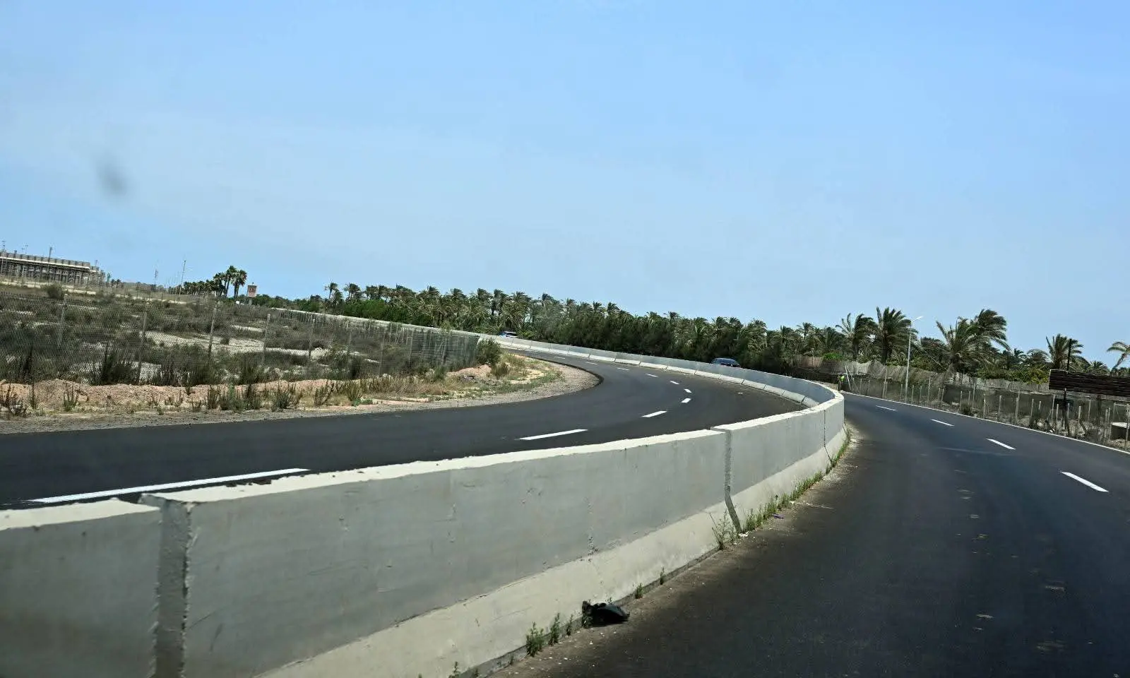 خلال جولته بمحافظة البحيرة.. رئيس الوزراء يستعرض موقف أعمال تطوير مشروعي "طريق الخدمات" و"طريق الشركات"