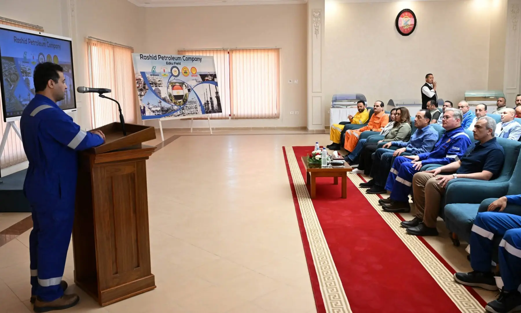 رئيس الوزراء يتفقد مواقع إنتاج الغاز الطبيعي بمنطقة غرب الدلتا العميقة