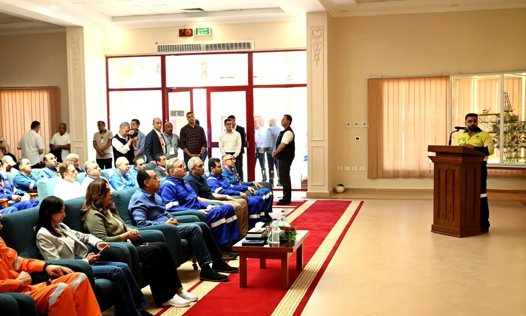 رئيس الوزراء يتفقد مواقع إنتاج الغاز الطبيعي بمنطقة غرب الدلتا العميقة