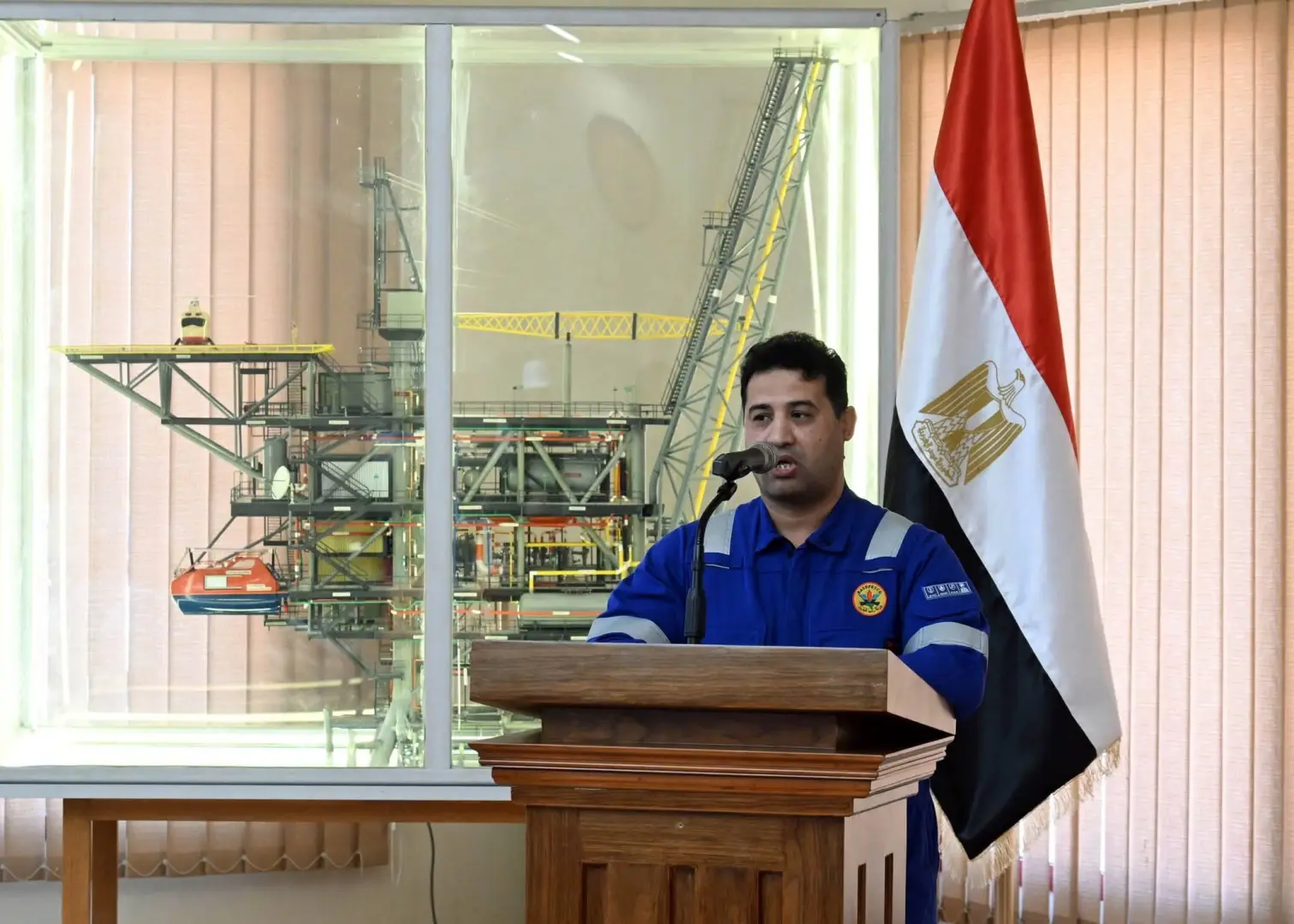 رئيس الوزراء يتفقد مواقع إنتاج الغاز الطبيعي بمنطقة غرب الدلتا العميقة