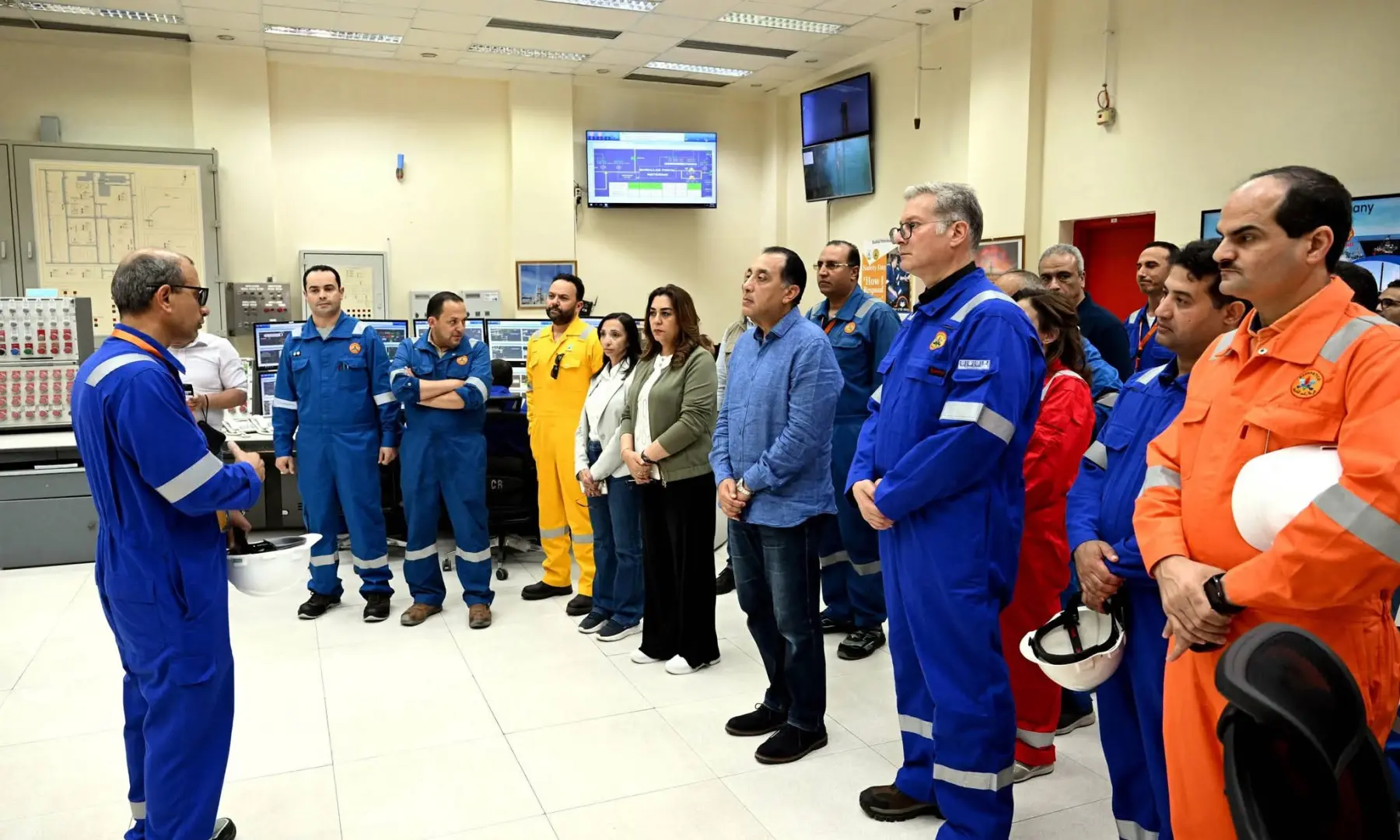 رئيس الوزراء يتفقد مواقع إنتاج الغاز الطبيعي بمنطقة غرب الدلتا العميقة
