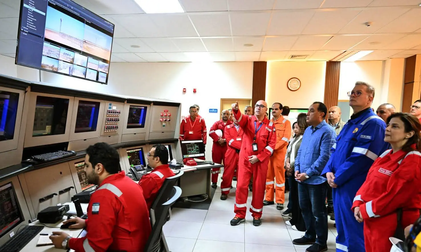رئيس الوزراء يتفقد مجمع "إدكو" للغاز الطبيعي المُسال