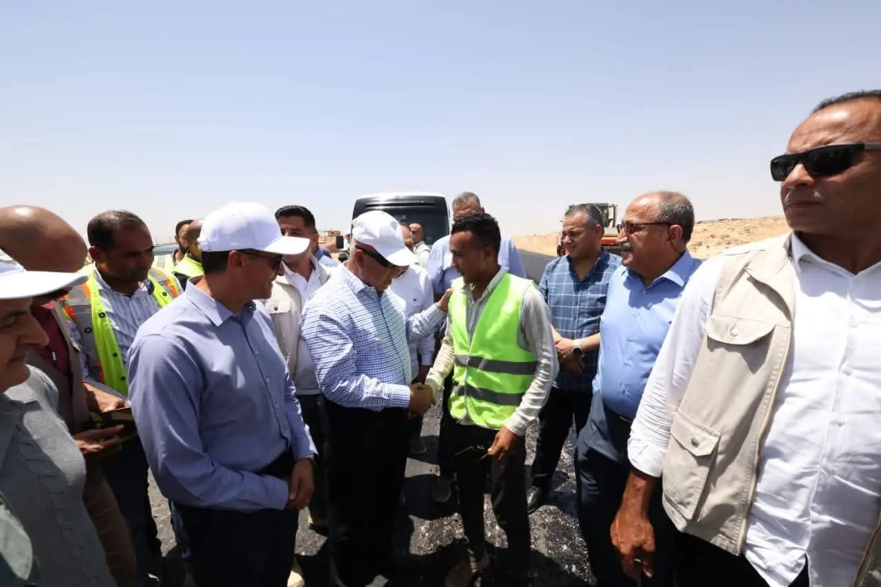 وزير النقل يكافئ العاملين بمحور دراو تقديراً لجهودهم في التنفيذ