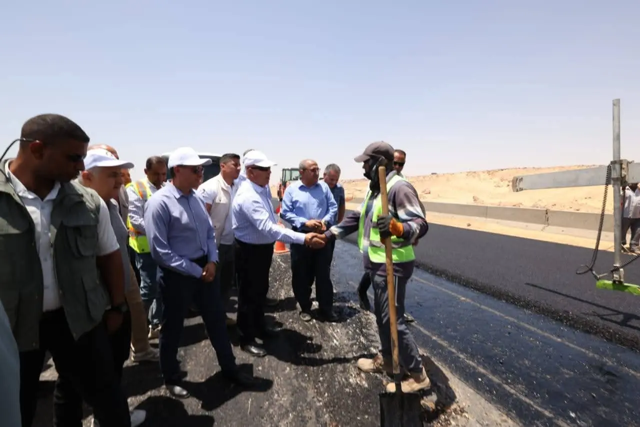 وزير النقل يكافئ العاملين بمحور دراو تقديراً لجهودهم في التنفيذ