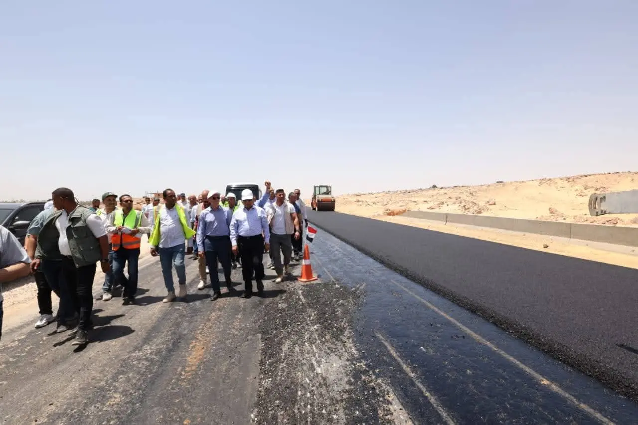 وزير النقل يكافئ العاملين بمحور دراو تقديراً لجهودهم في التنفيذ