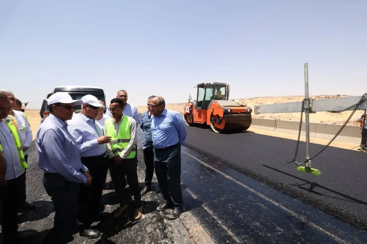 وزير النقل يكافئ العاملين بمحور دراو تقديراً لجهودهم في التنفيذ