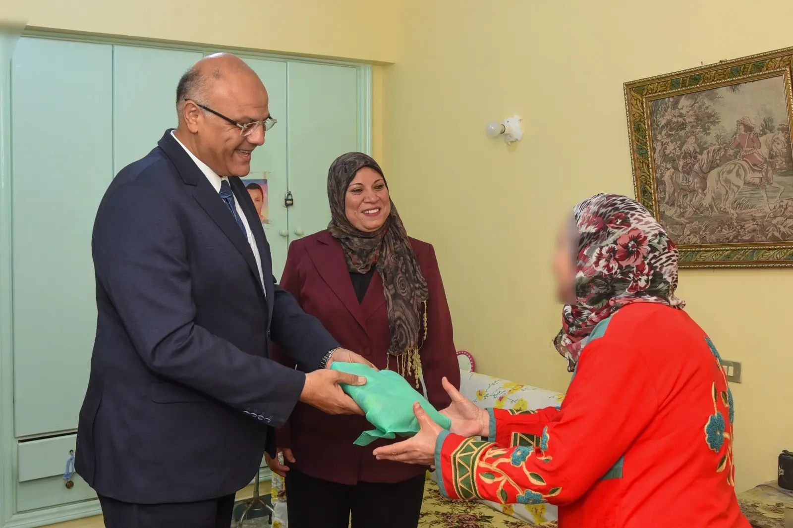 محافظ الإسكندرية يزور دار “الهنا” لرعاية المسنات ويهنئ النزيلات بعيد الأضحى المبارك - 1000673253