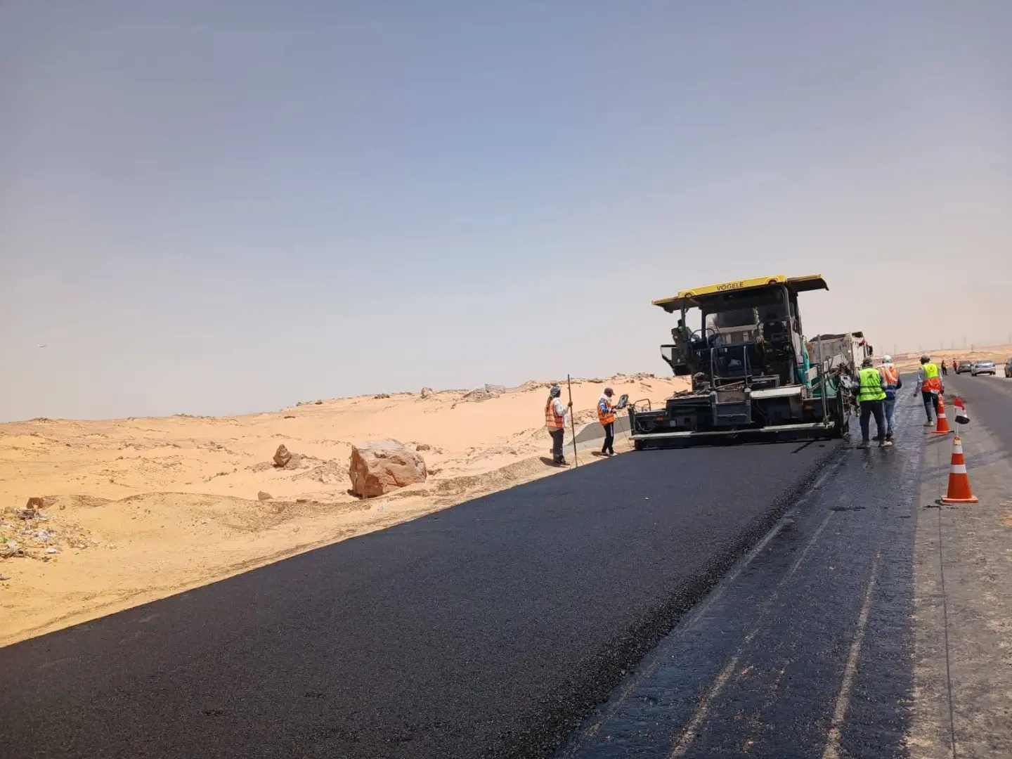 وزير النقل يكافئ العاملين بمحور دراو تقديراً لجهودهم في التنفيذ