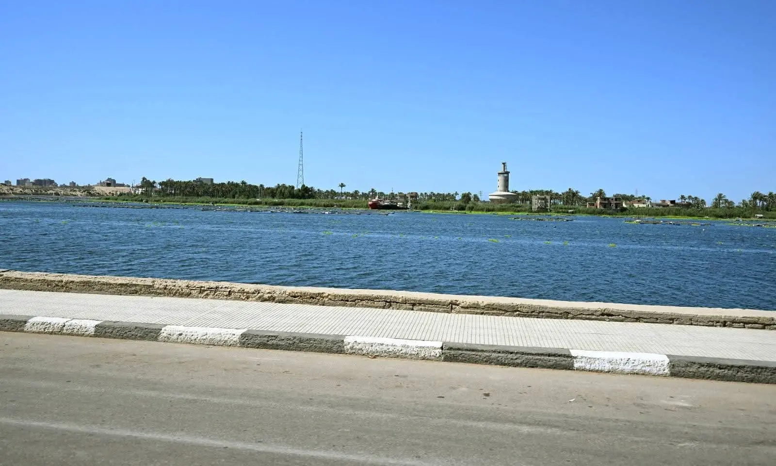 خلال زيارته لمحافظة البحيرة.. رئيس الوزراء يستعرض أعمال تطوير كورنيش مدينة رشيد