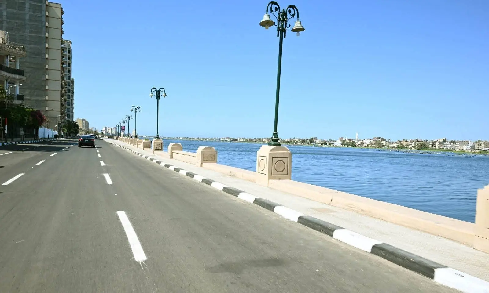 خلال زيارته لمحافظة البحيرة.. رئيس الوزراء يستعرض أعمال تطوير كورنيش مدينة رشيد