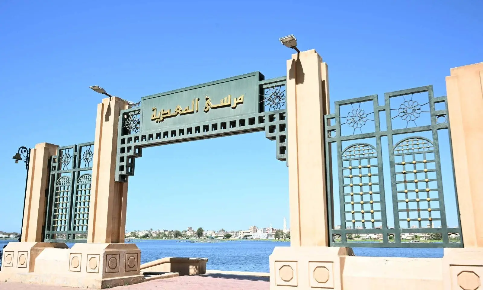 خلال زيارته لمحافظة البحيرة.. رئيس الوزراء يستعرض أعمال تطوير كورنيش مدينة رشيد