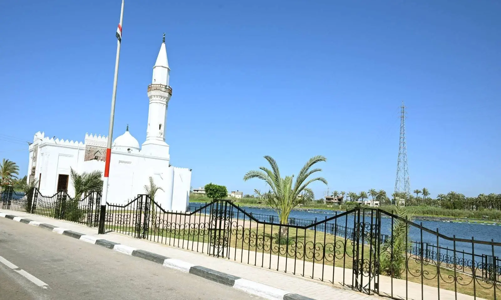 خلال زيارته لمحافظة البحيرة.. رئيس الوزراء يستعرض أعمال تطوير كورنيش مدينة رشيد