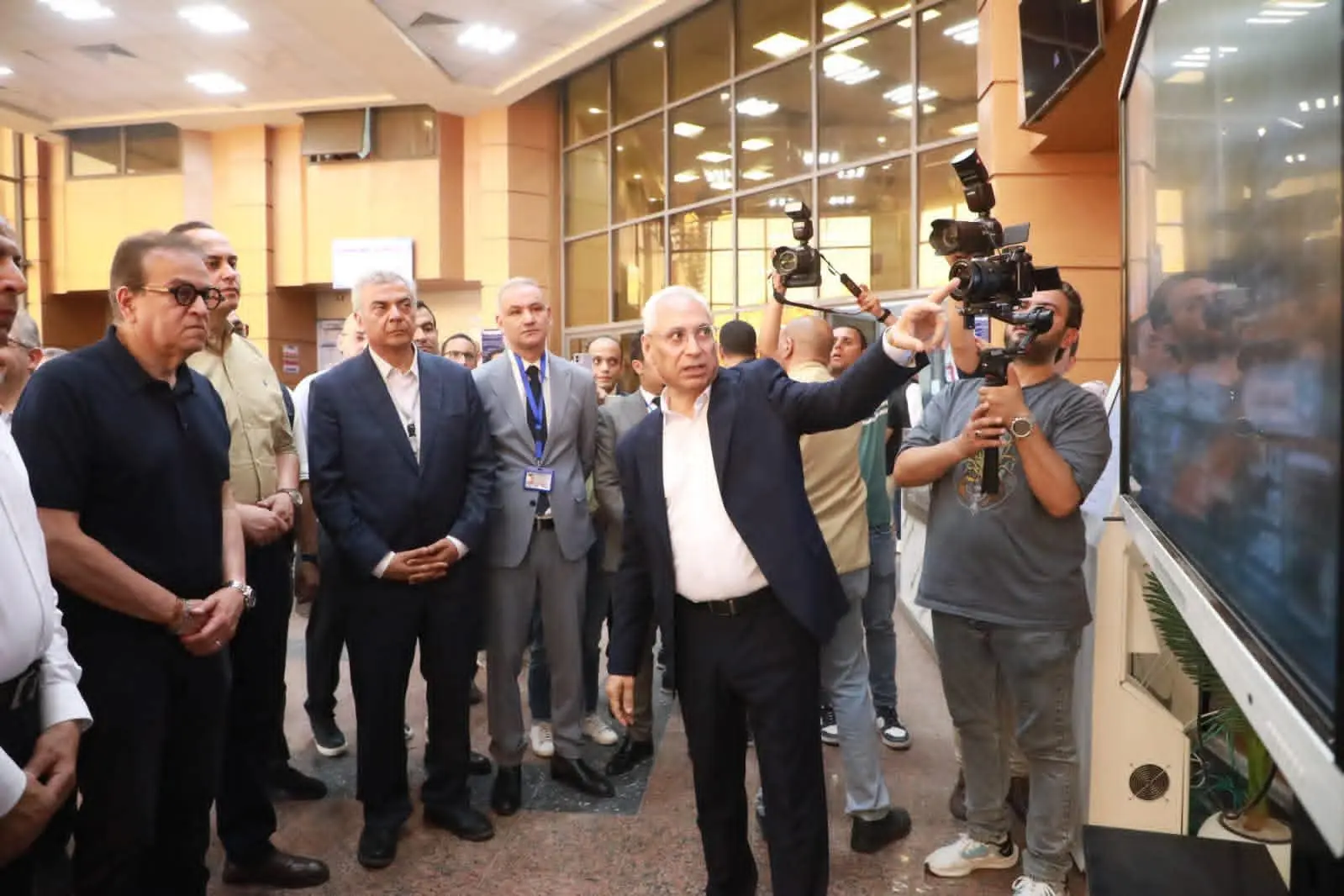 وزير الصحة يتفقد مستشفيي الكبد والجهاز الهضمي والثلاثي الجامعيين بمحافظة المنيا