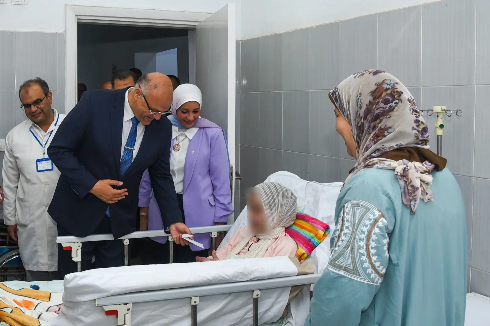 محافظ الإسكندرية يزور مستشفى الطلبة بسبورتنج ويهنئ المرضى والأطقم الطبية بعيد الأضحى المبارك - 1000673769