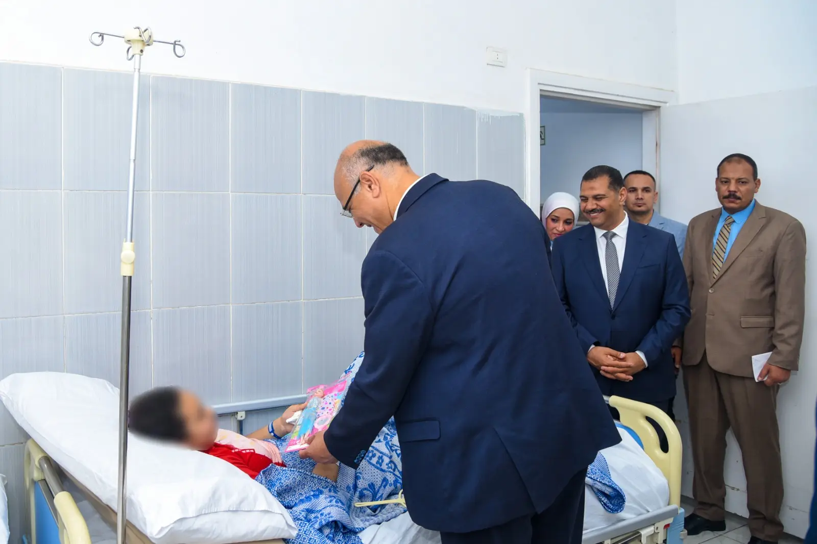 محافظ الإسكندرية يزور مستشفى الطلبة بسبورتنج ويهنئ المرضى والأطقم الطبية بعيد الأضحى المبارك - 1000673773