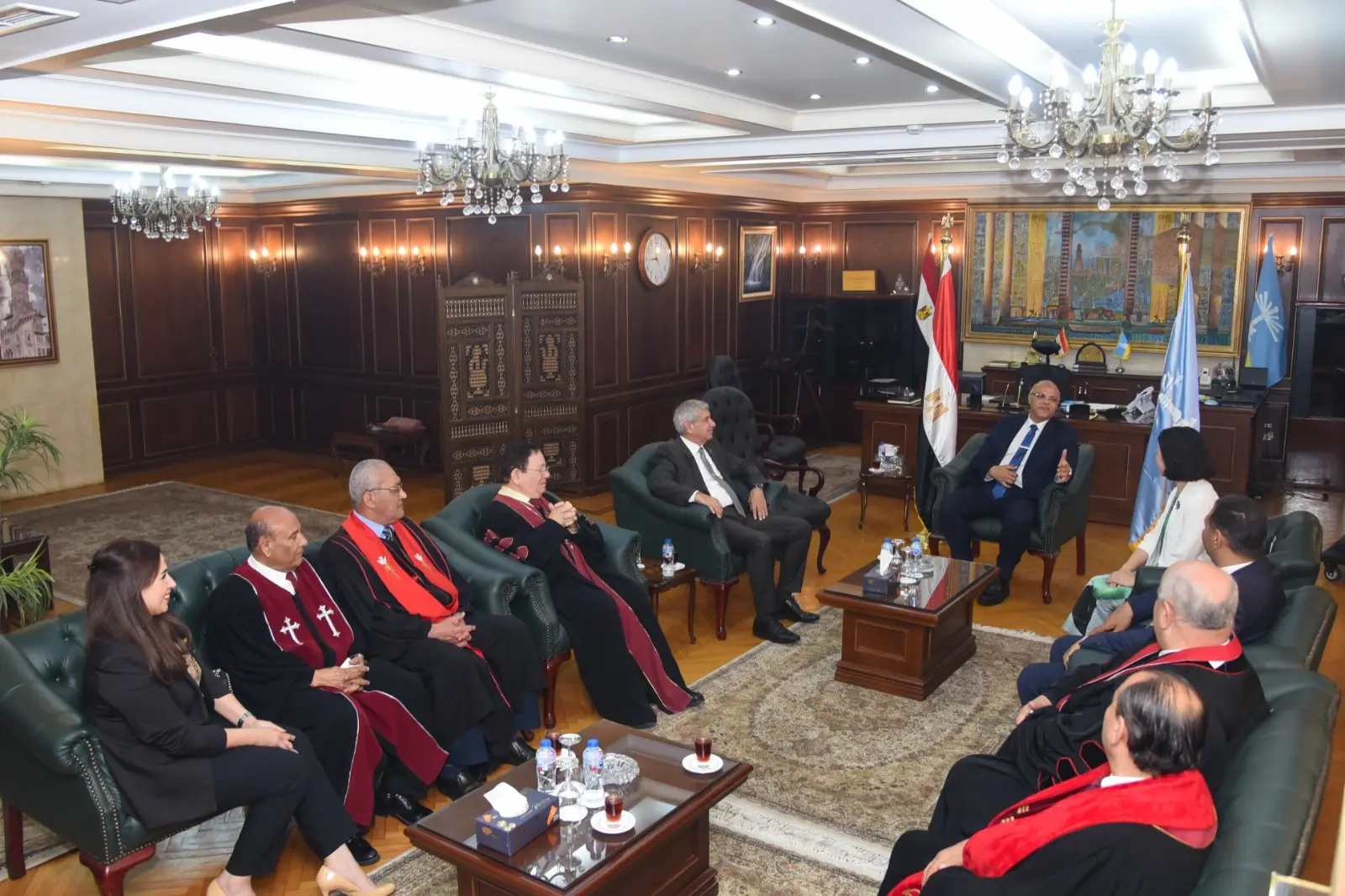 محافظ الإسكندرية يستقبل عددًا من القيادات التنفيذية والأمنية لتبادل التهاني بعيد الأضحى المبارك - 1000674968