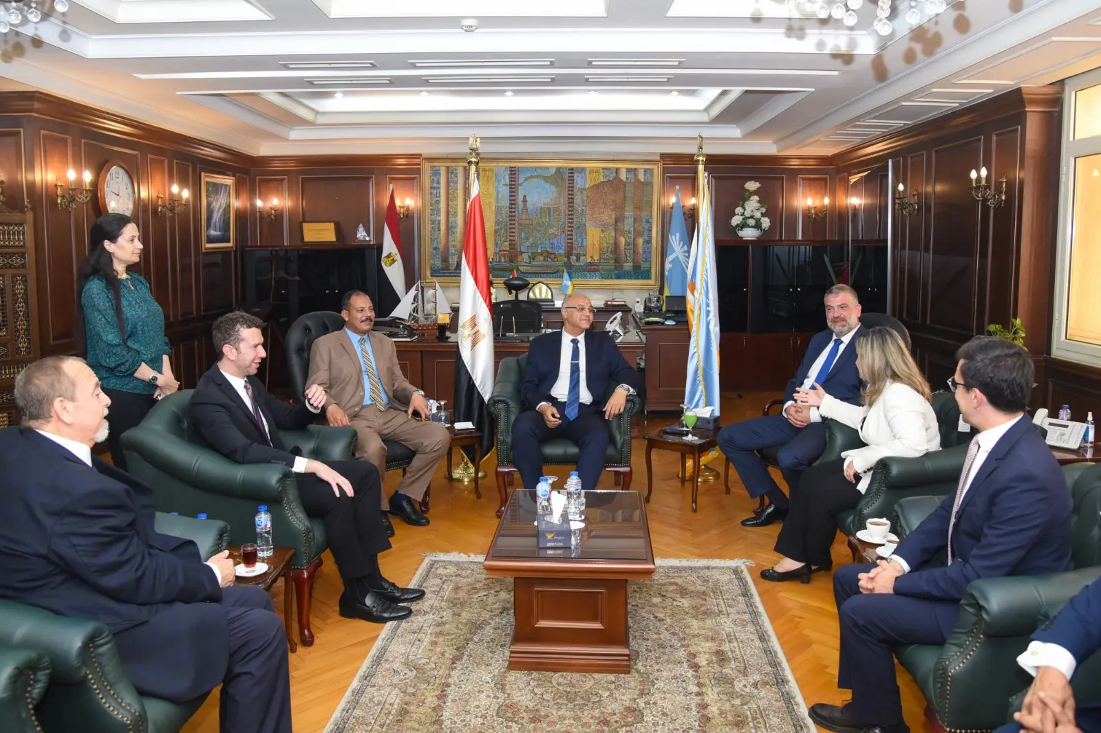 محافظ الإسكندرية يستقبل عددًا من القيادات التنفيذية والأمنية لتبادل التهاني بعيد الأضحى المبارك - 1000674972