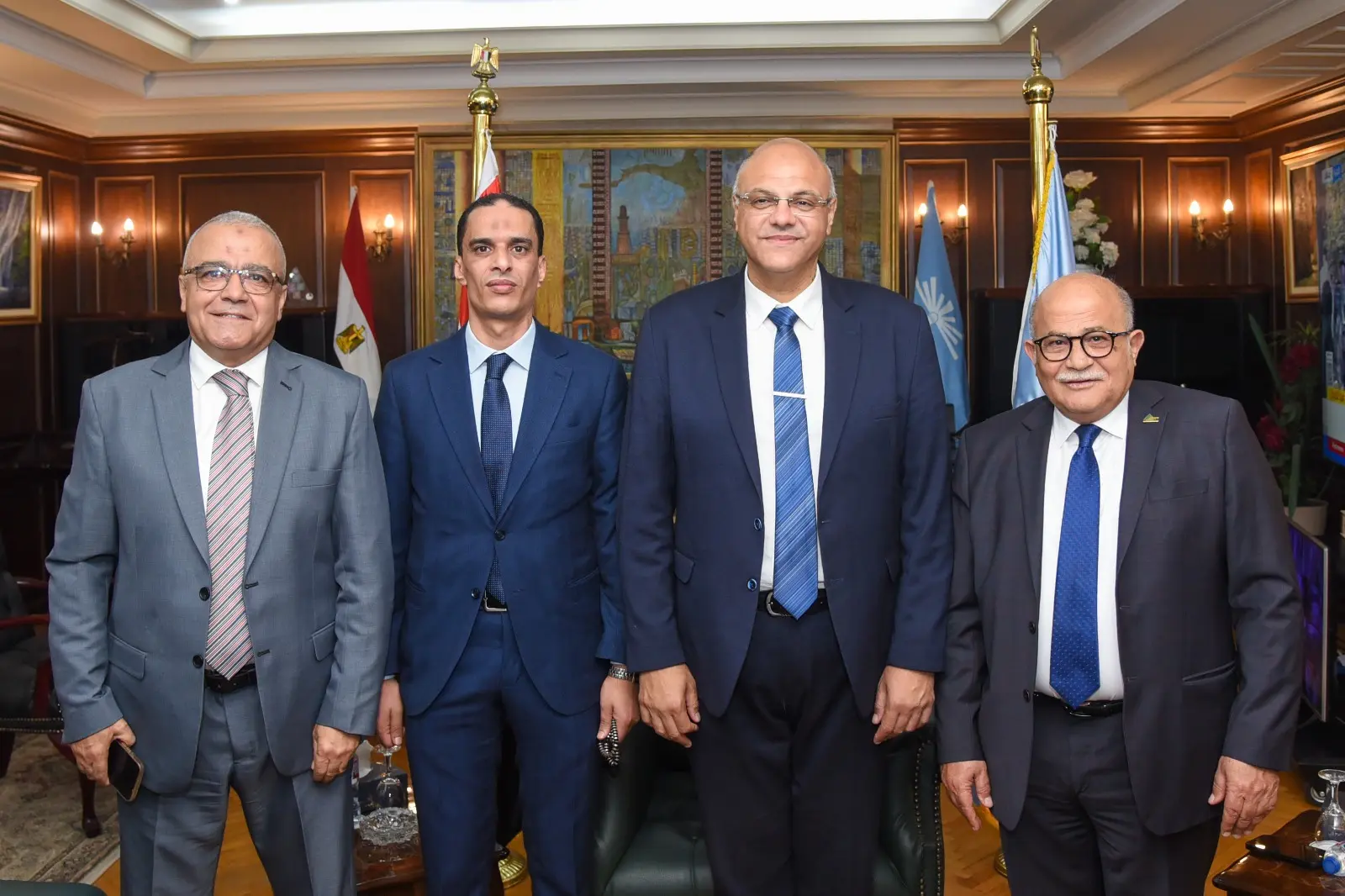 محافظ الإسكندرية يستقبل عددًا من القيادات التنفيذية والأمنية لتبادل التهاني بعيد الأضحى المبارك - 1000674978