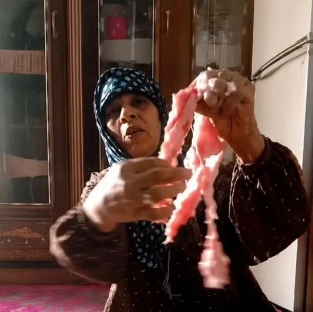 كلها دهن فين اللحمة.. سيدة تهاجم أحد جيرانها بسبب هدية أضحية العيد - 1000675189