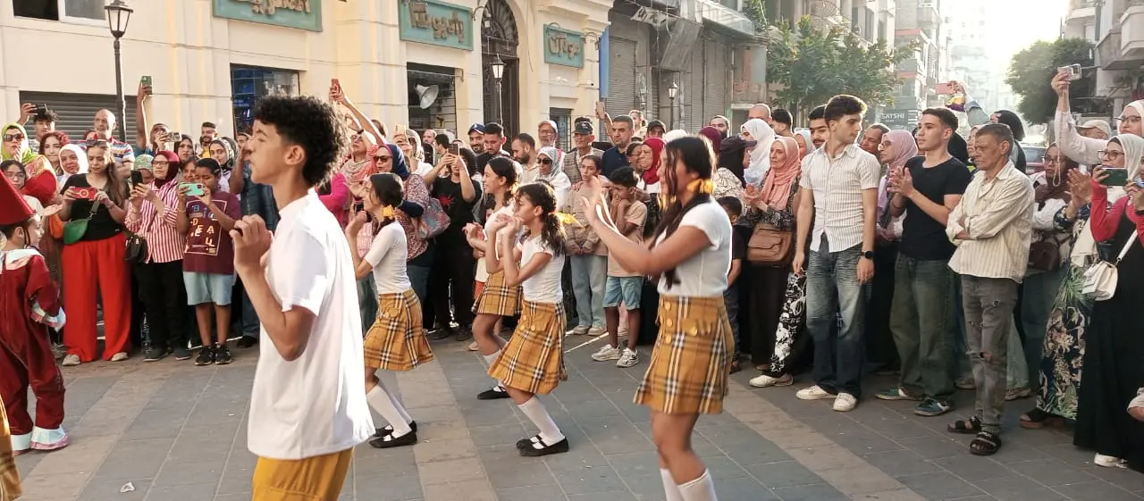 من عَبَق التاريخ إلى أنغام الحاضر: «شارع النبي دانيال» بالإسكندرية يتحول إلى «شارع الفن» - 1000683854