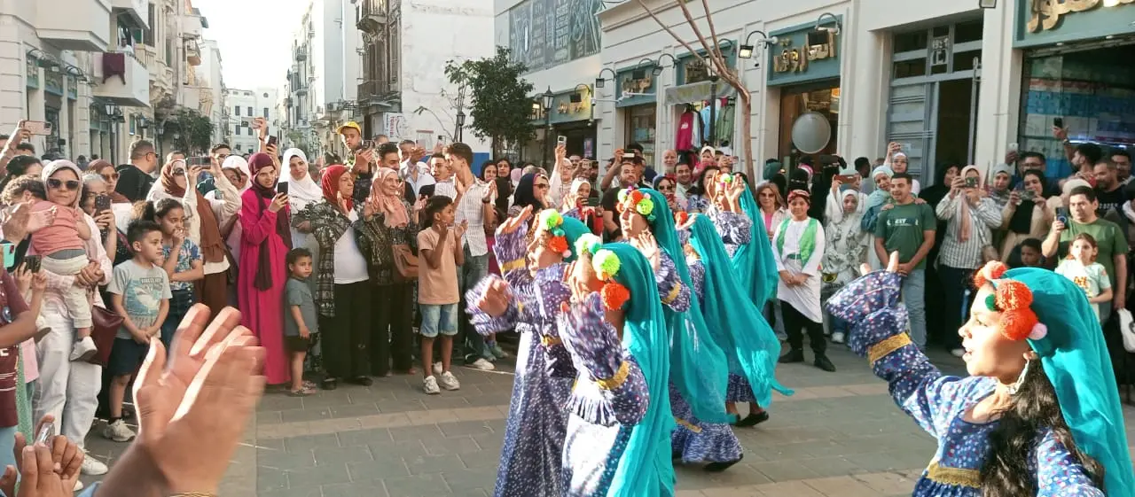 من عَبَق التاريخ إلى أنغام الحاضر: «شارع النبي دانيال» بالإسكندرية يتحول إلى «شارع الفن» - 1000684151
