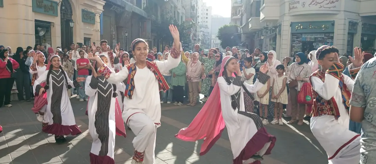 من عَبَق التاريخ إلى أنغام الحاضر: «شارع النبي دانيال» بالإسكندرية يتحول إلى «شارع الفن» - 1000684159