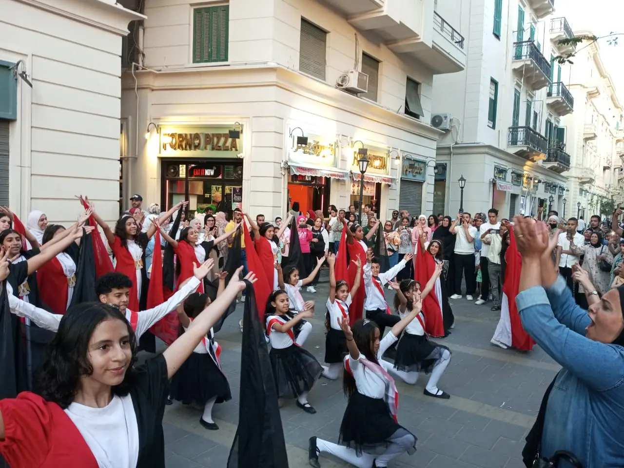 من عَبَق التاريخ إلى أنغام الحاضر: «شارع النبي دانيال» بالإسكندرية يتحول إلى «شارع الفن» - 1000684164
