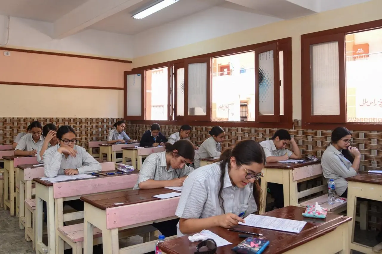 ​تواصل لجان النظام والمراقبة بمختلف المحافظات أعمال تصحيح أوراق إجابات الطلاب أولاً بأول، وذلك ضمن الاستعدادات المكثفة الجارية لإعلان نتيجة الصف الثالث الإعدادي للفصل الدراسي الثاني 2026.