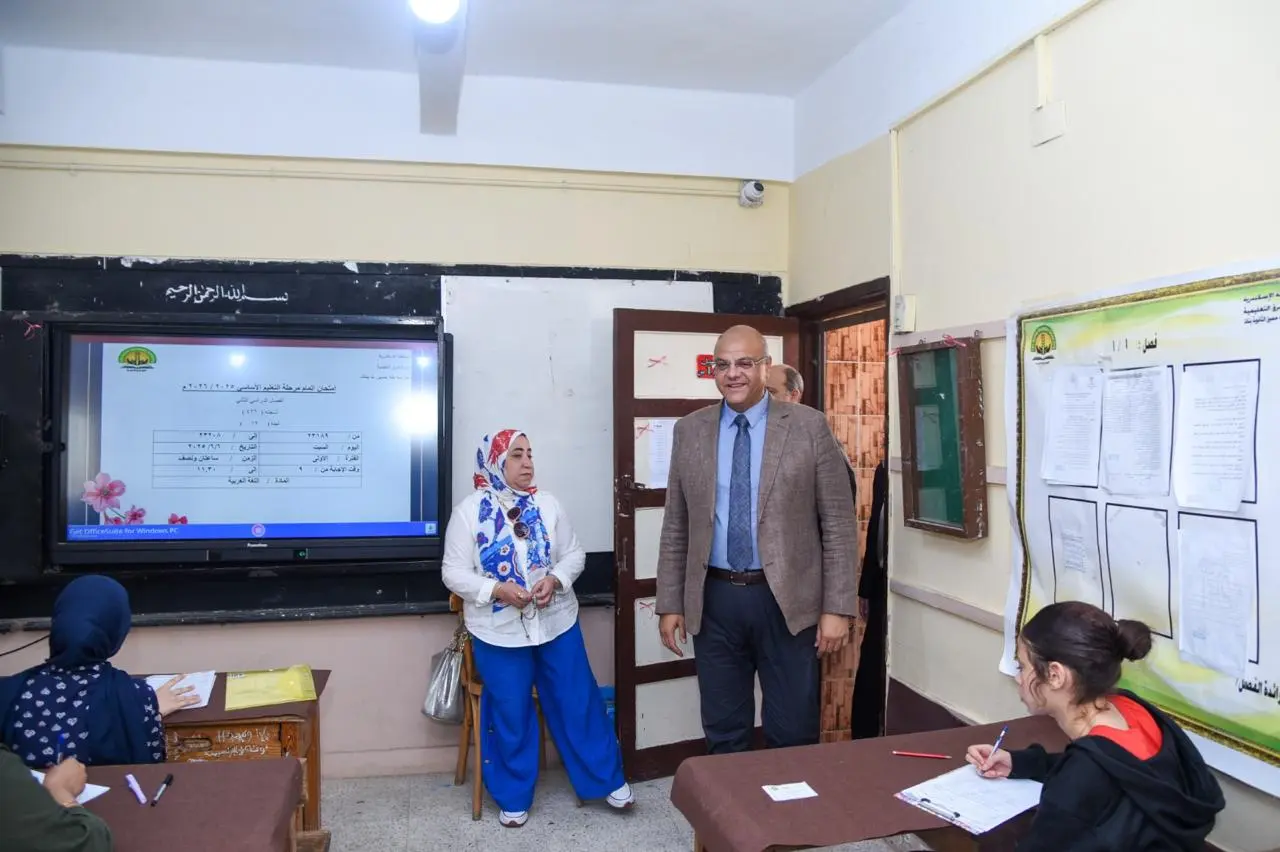 محافظ الإسكندرية يتفقد لجان امتحانات الشهادة الإعدادية .. ويؤكد توفير بيئة آمنة ومنظمة للطلاب - 1000684559