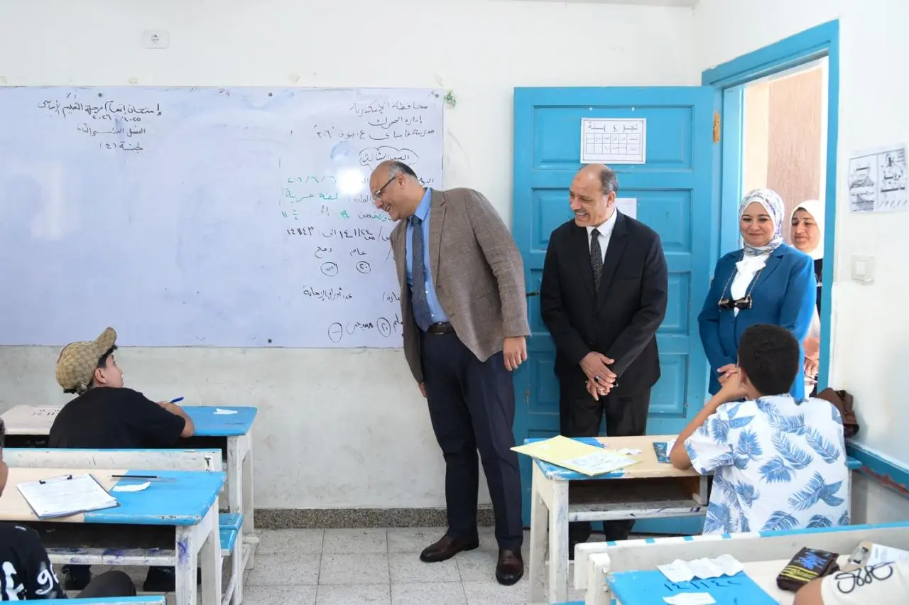 محافظ الإسكندرية يتفقد لجان امتحانات الشهادة الإعدادية .. ويؤكد توفير بيئة آمنة ومنظمة للطلاب - 1000684564