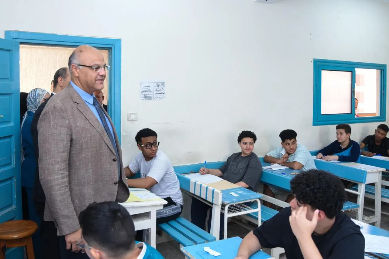محافظ الإسكندرية يتفقد لجان امتحانات الشهادة الإعدادية .. ويؤكد توفير بيئة آمنة ومنظمة للطلاب - 1000684565