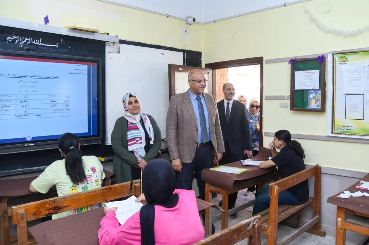 محافظ الإسكندرية يتفقد لجان امتحانات الشهادة الإعدادية .. ويؤكد توفير بيئة آمنة ومنظمة للطلاب