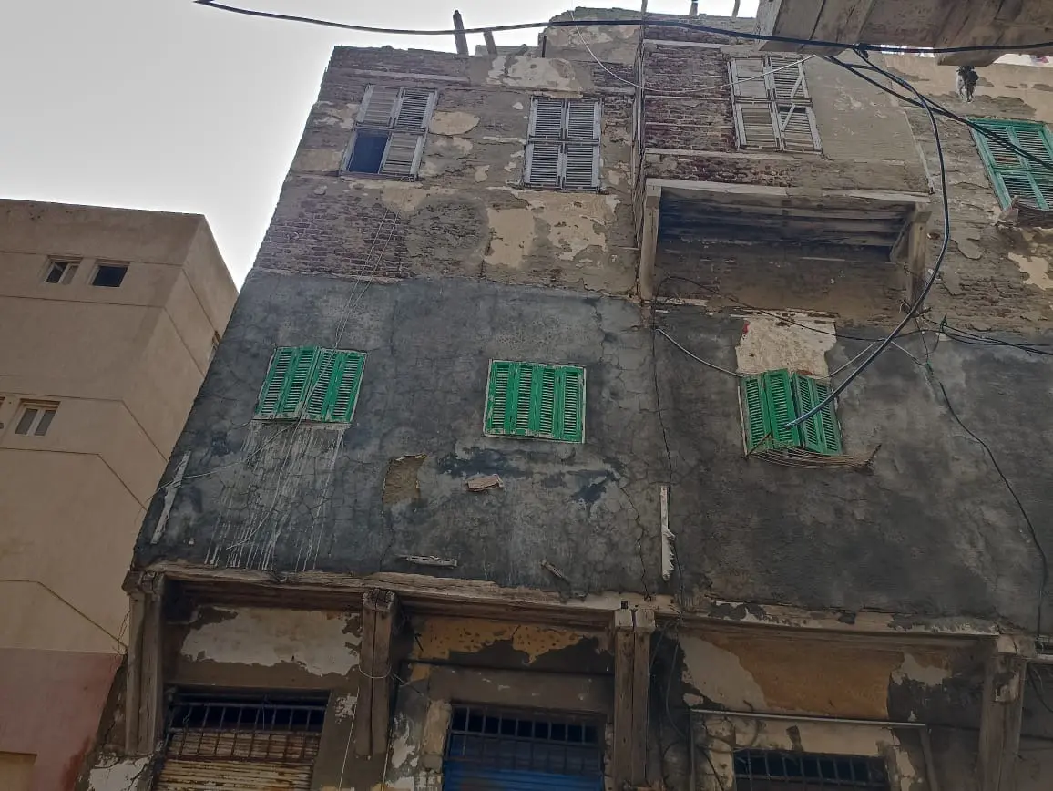 ​يتربع ملف العقارات الآيلة للسقوط بالإسكندرية على رأس العقبات التي تواجه المحافظة الساحلية، في ظل معضلة معقدة طرفاها قرارات الإزالة، وسكان يرفضون المغادرة لعدم وجود بديل سكني فوري يطرحونه، أو لعدم قدرتهم المادية على توفير مأوى جديد