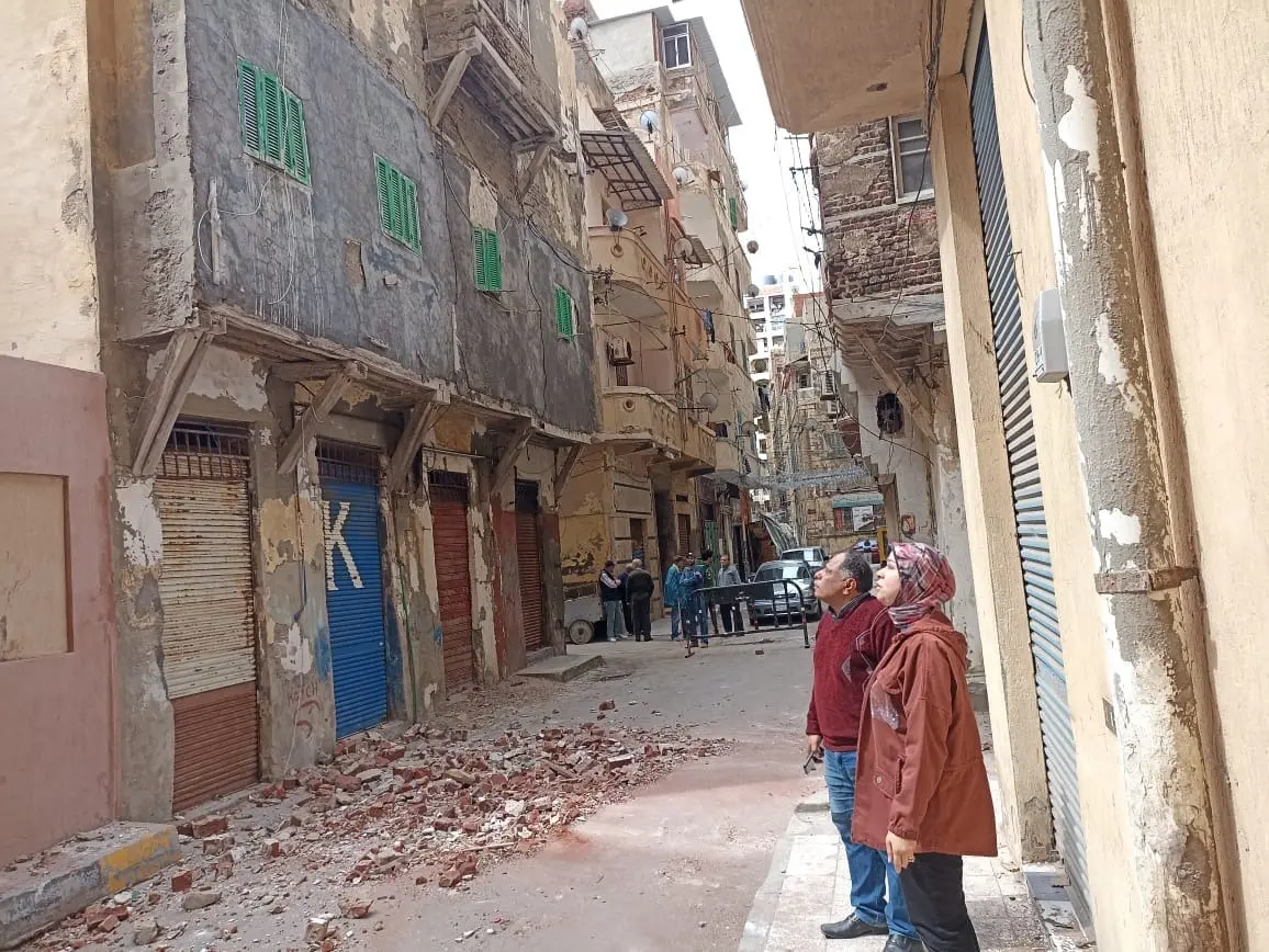 ​يتربع ملف العقارات الآيلة للسقوط بالإسكندرية على رأس العقبات التي تواجه المحافظة الساحلية، في ظل معضلة معقدة طرفاها قرارات الإزالة، وسكان يرفضون المغادرة لعدم وجود بديل سكني فوري يطرحونه، أو لعدم قدرتهم المادية على توفير مأوى جديد