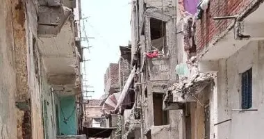 ​يتربع ملف العقارات الآيلة للسقوط بالإسكندرية على رأس العقبات التي تواجه المحافظة الساحلية، في ظل معضلة معقدة طرفاها قرارات الإزالة، وسكان يرفضون المغادرة لعدم وجود بديل سكني فوري يطرحونه، أو لعدم قدرتهم المادية على توفير مأوى جديد