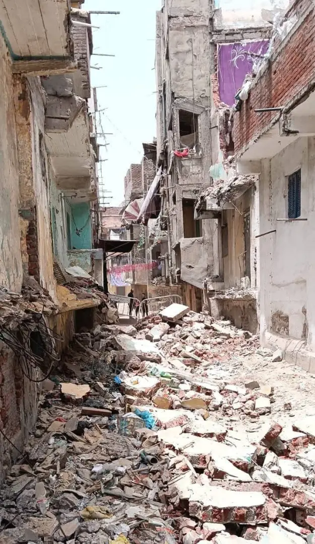 ​يتربع ملف العقارات الآيلة للسقوط بالإسكندرية على رأس العقبات التي تواجه المحافظة الساحلية، في ظل معضلة معقدة طرفاها قرارات الإزالة، وسكان يرفضون المغادرة لعدم وجود بديل سكني فوري يطرحونه، أو لعدم قدرتهم المادية على توفير مأوى جديد