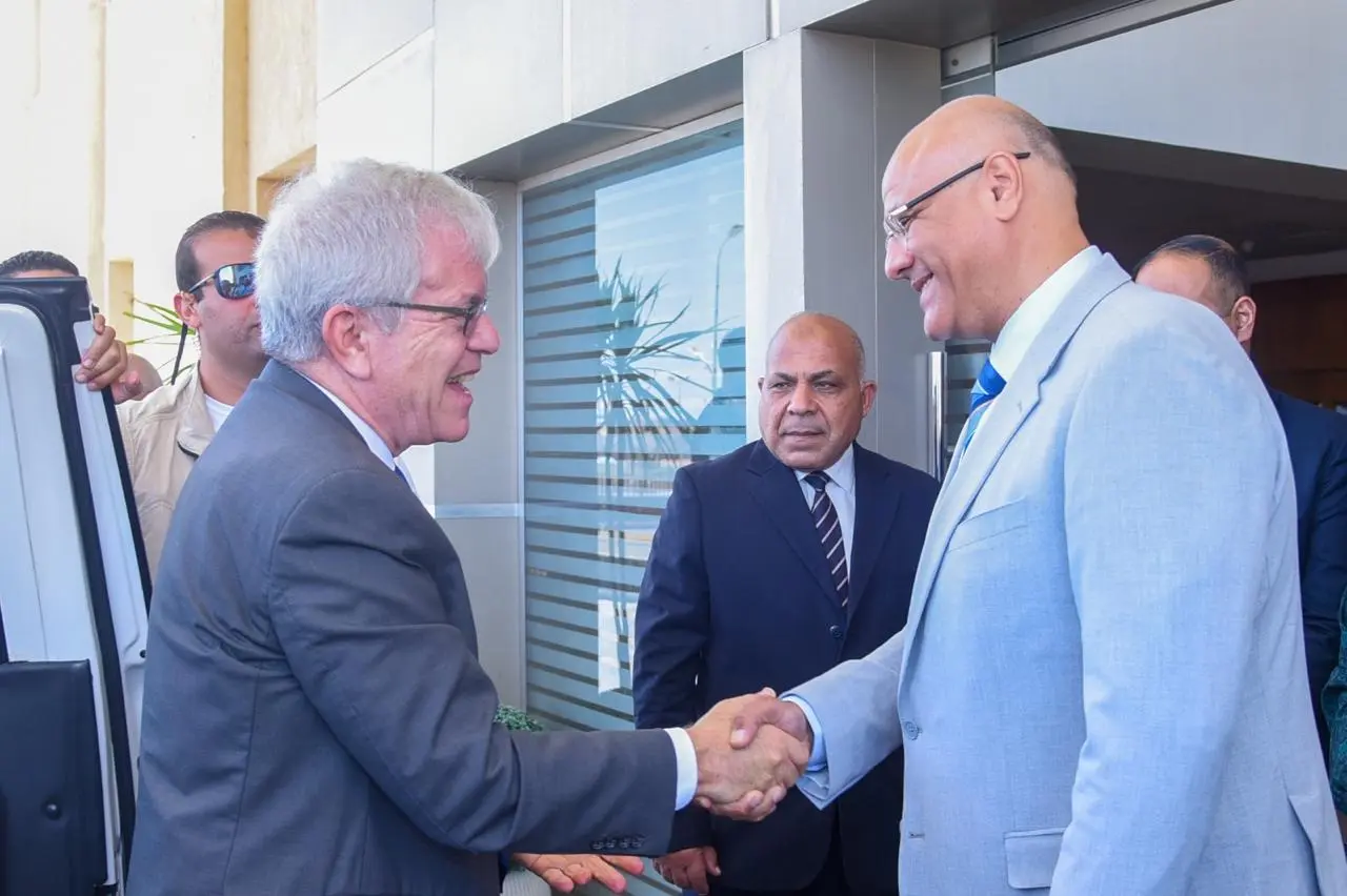 استقبل المهندس أيمن عطية، محافظ الإسكندرية، السيد/ روبرت سيلفرمان، القائم بأعمال سفارة الولايات المتحدة الأمريكية لدى جمهورية مصر العربية، وذلك بمقر ديوان عام المحافظة، لبحث سبل تعزيز التعاون