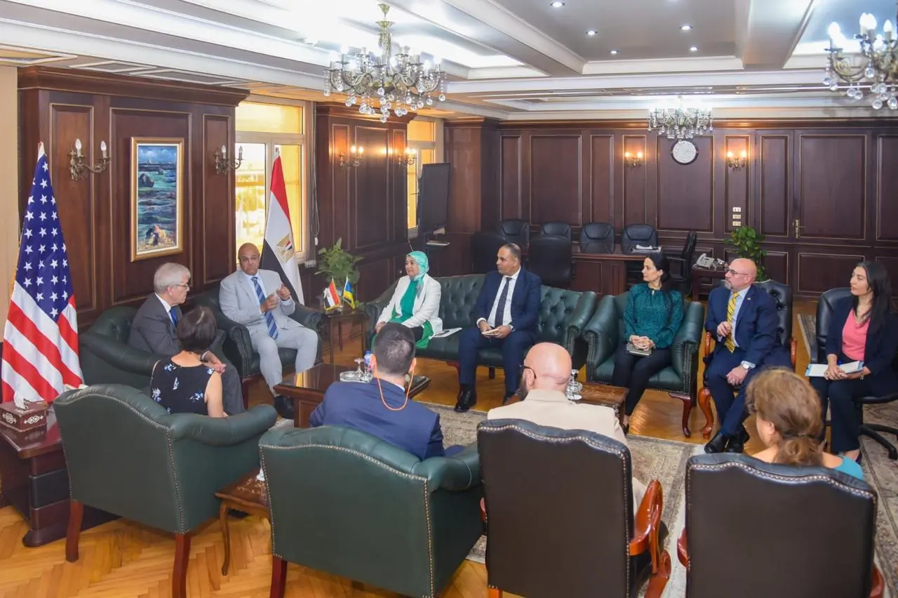 استقبل المهندس أيمن عطية، محافظ الإسكندرية، السيد/ روبرت سيلفرمان، القائم بأعمال سفارة الولايات المتحدة الأمريكية لدى جمهورية مصر العربية، وذلك بمقر ديوان عام المحافظة، لبحث سبل تعزيز التعاون