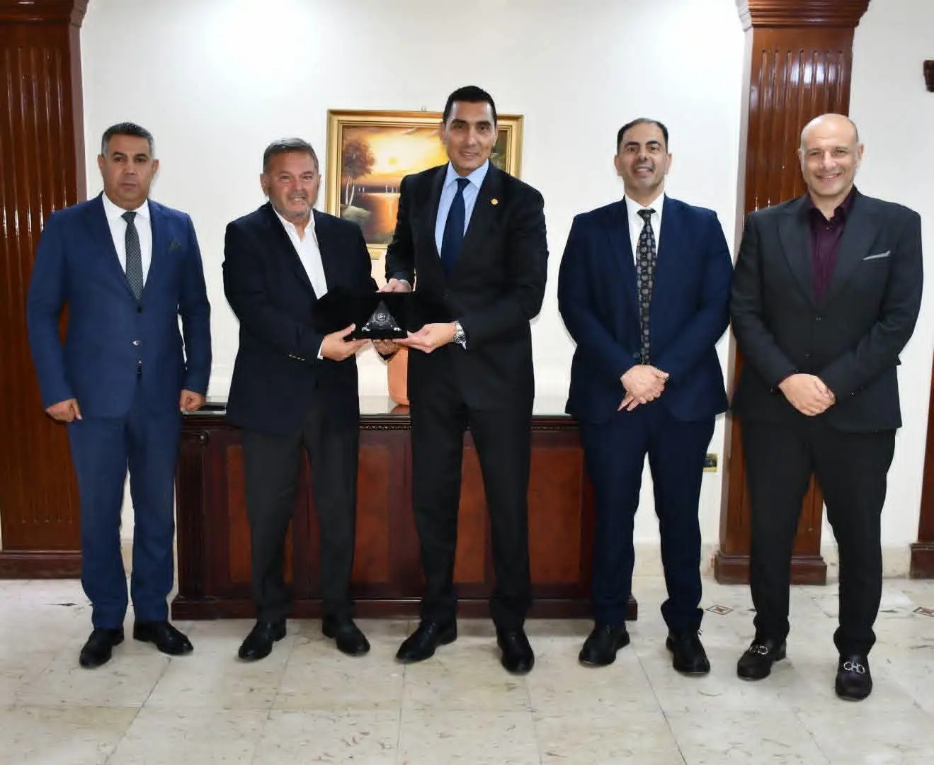 وزير الشباب والرياضة يبحث مع نادي هليوبوليس خطط التطوير والأنشطة المستقبلية لتعزيز الخدمات والارتقاء بالمنظومة الرياضية.
