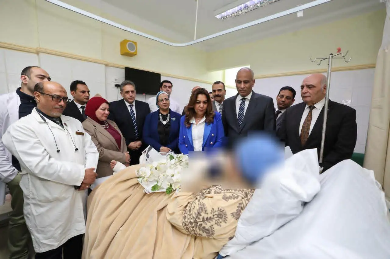 في لفتة إنسانية.. وزيرة التنمية المحلية تتابع حالة رئيسة قرية تفتيش أبوسكين بالمستشفى العام