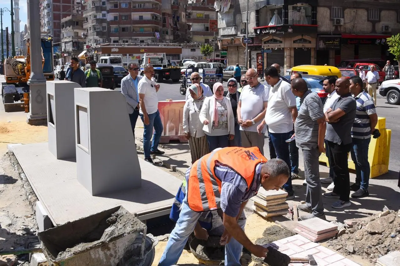 محافظ الإسكندرية يطلق أول تجربة لصناديق القمامة المدفونة تحت الأرض بشارع 45 بحي المنتزه ثان - 1000694453
