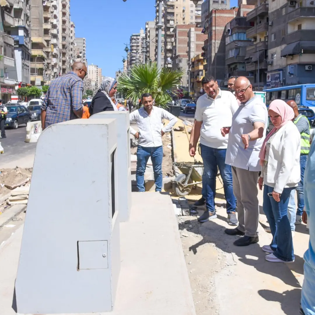 محافظ الإسكندرية يطلق أول تجربة لصناديق القمامة المدفونة تحت الأرض بشارع 45 بحي المنتزه ثان - 1000694461