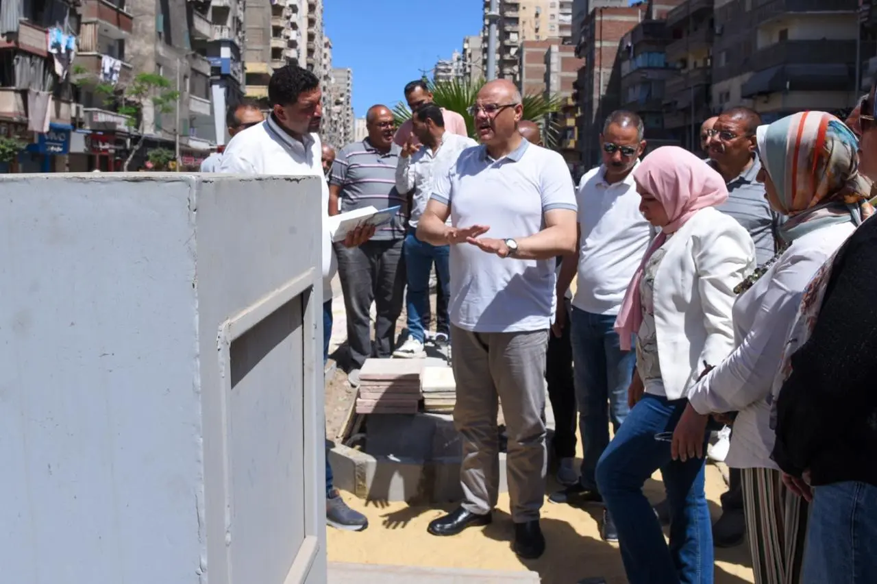 أطلق المهندس أيمن عطية، محافظ الإسكندرية، أول تجربة لتطبيق منظومة صناديق القمامة المدفونة تحت الأرض بشارع 45 بنطاق حي المنتزه ثان، وذلك في خطوة تستهدف إدخال أحدث النظم العالمية 