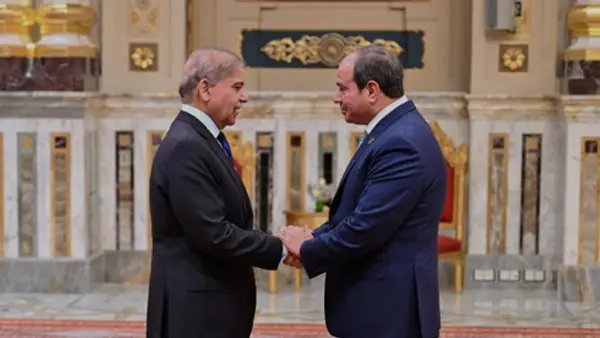 رئيس وزراء باكستان يشكر الرئيس السيسي على دعم جهود خفض التصعيد في المنطقة