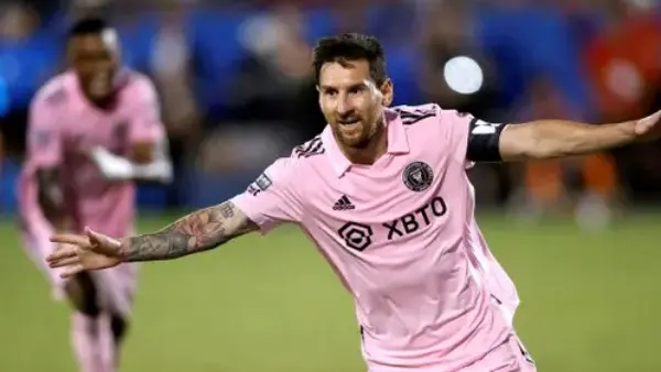 ليونيل ميسي يحطم أرقامًا قياسية تاريخية بعد هاتريك مذهل في مرمى الجزائر، قاد به منتخب الأرجنتين لتحقيق فوزه الأول في بطولة كأس العالم 2026، وسط مشاعر فرح وتأثر بالغ عبّر عنها النجم الأرجنتيني عقب صافرة النهاية.