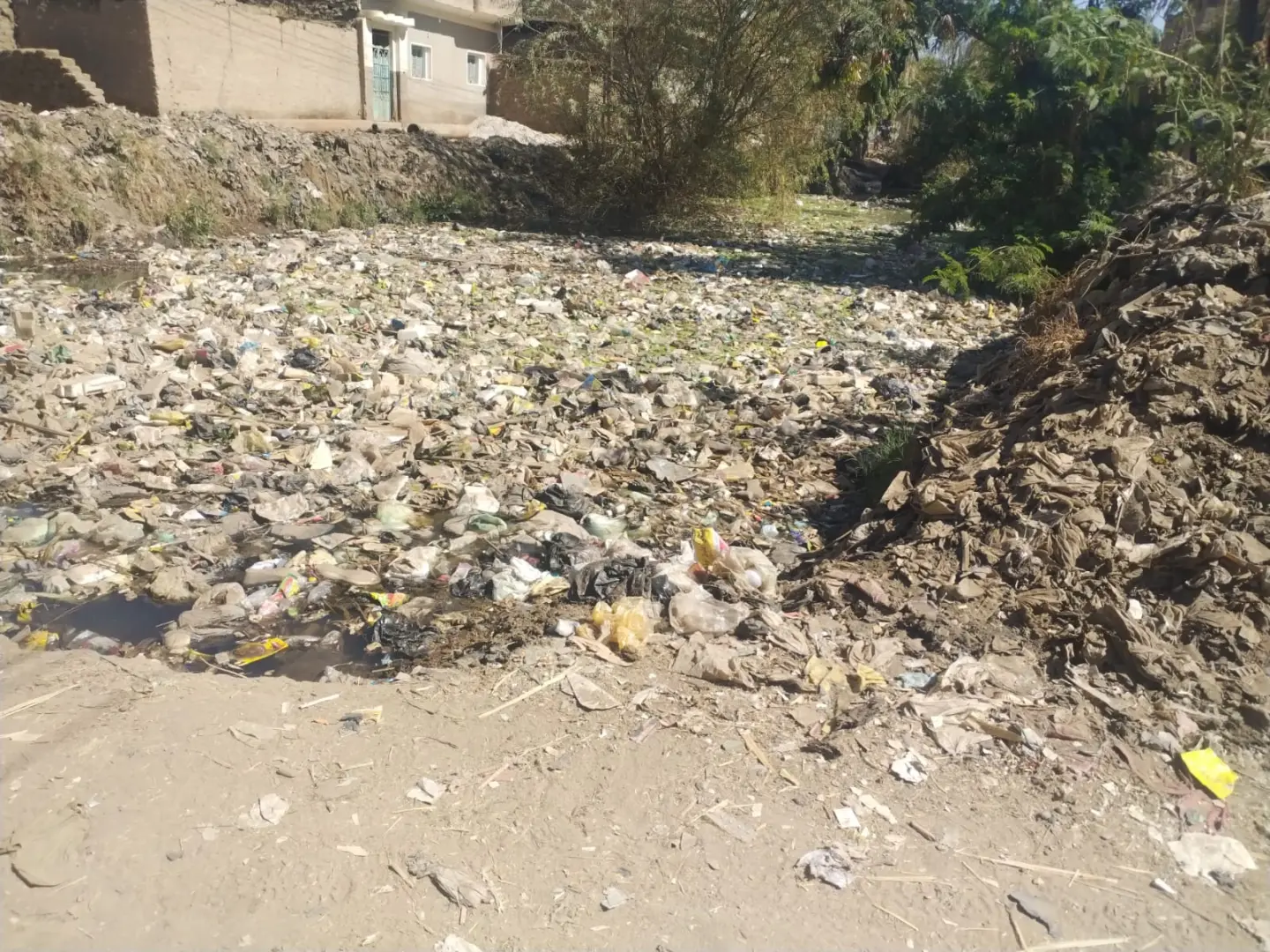 الحبس وغرامة تصل إلى 20 ألف جنيه.. اعرف عقوبة إلقاء المخلفات بالمجاري المائية