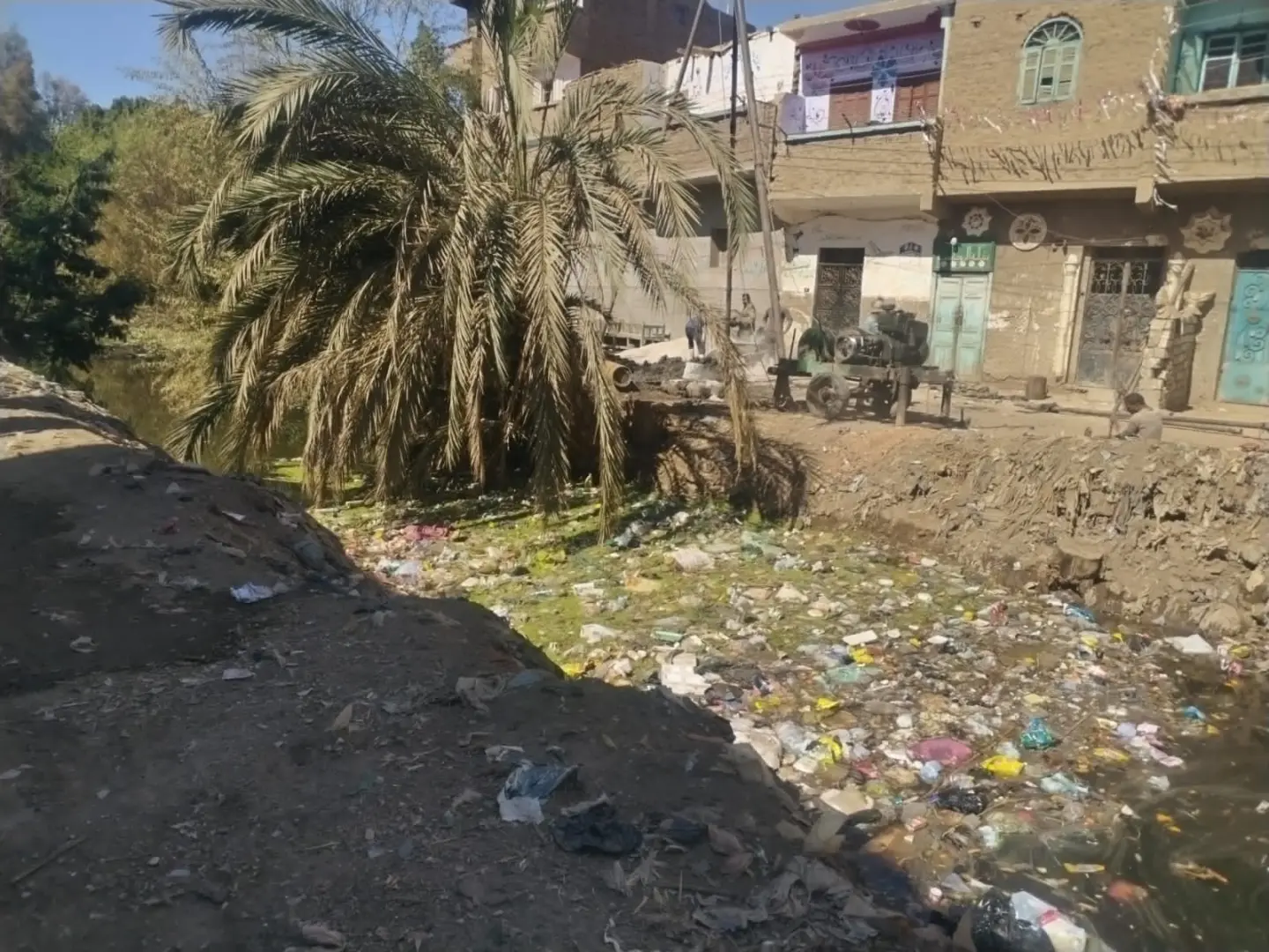 الحبس وغرامة تصل إلى 20 ألف جنيه.. اعرف عقوبة إلقاء المخلفات بالمجاري المائية