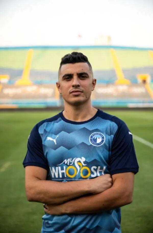 يبرز اسم النجم كريم حافظ، الظهير الأيسر لنادي بيراميدز والمنتخب الوطني، الذي جسّد برحلته قصة كفاح ملهمة بدأت من ملاعب محافظة البحيرة، وصولاً إلى مقارعة الكبار في الملاعب الأوروبية