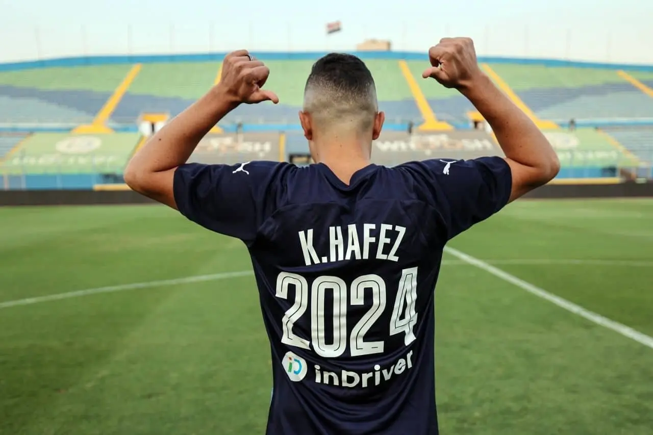 يبرز اسم النجم كريم حافظ، الظهير الأيسر لنادي بيراميدز والمنتخب الوطني، الذي جسّد برحلته قصة كفاح ملهمة بدأت من ملاعب محافظة البحيرة، وصولاً إلى مقارعة الكبار في الملاعب الأوروبية