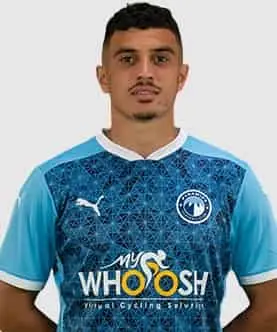 يبرز اسم النجم كريم حافظ، الظهير الأيسر لنادي بيراميدز والمنتخب الوطني، الذي جسّد برحلته قصة كفاح ملهمة بدأت من ملاعب محافظة البحيرة، وصولاً إلى مقارعة الكبار في الملاعب الأوروبية